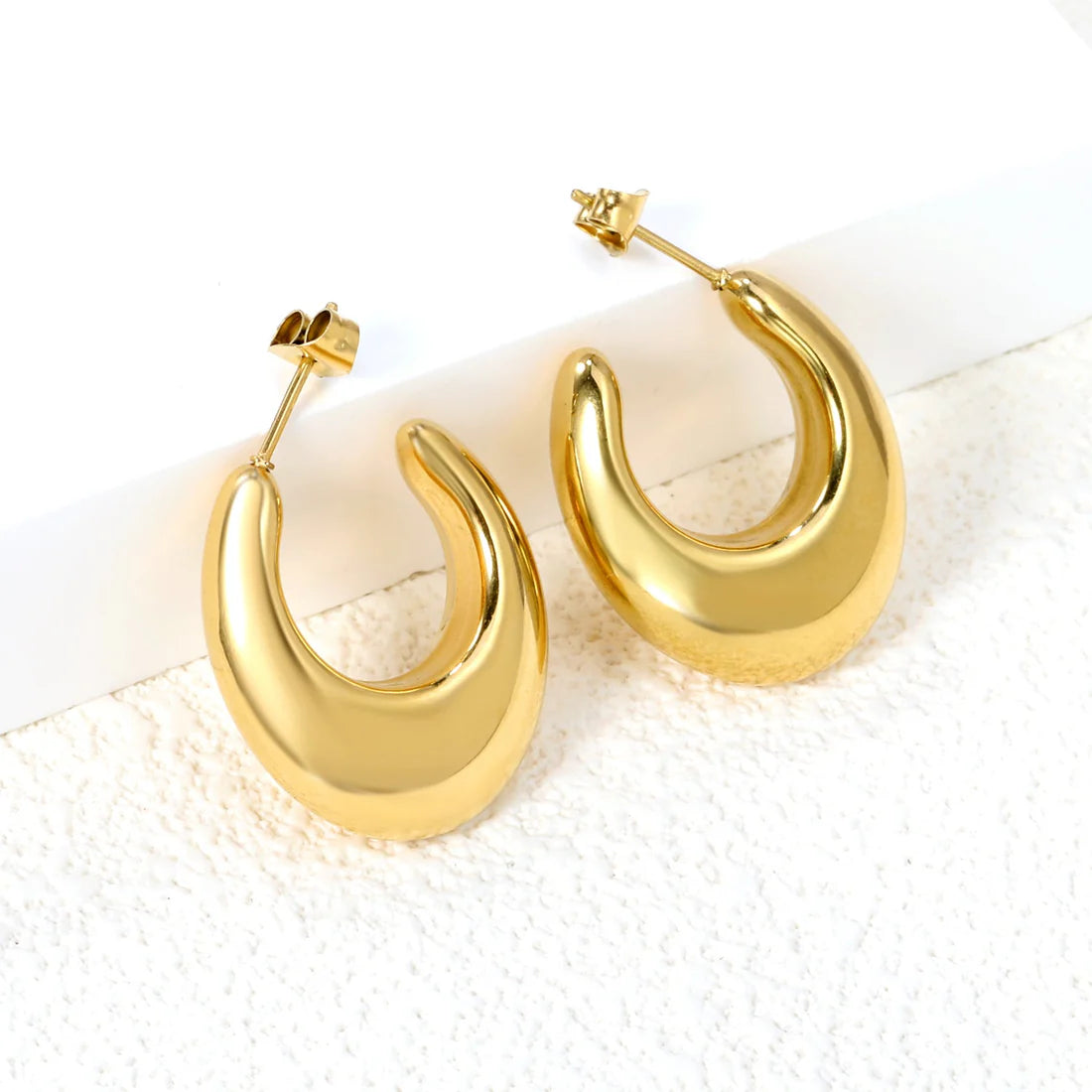 Aretes Chunky para mujer tipo gota con brillo intenso en dorado. Joyas waterproof que realzan cualquier look femenino, elegantes y resistentes al agua y elegante.