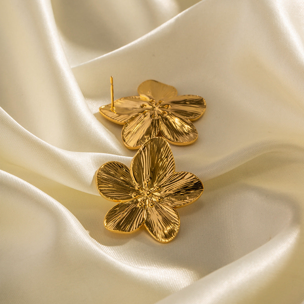Aretes Camelia Waterproof - Joya en acero inoxidable enchapado en oro 18k - Azzia joyería