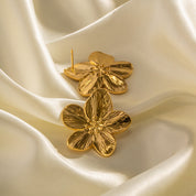 Aretes Camelia Waterproof - Joya en acero inoxidable enchapado en oro 18k - Azzia joyería