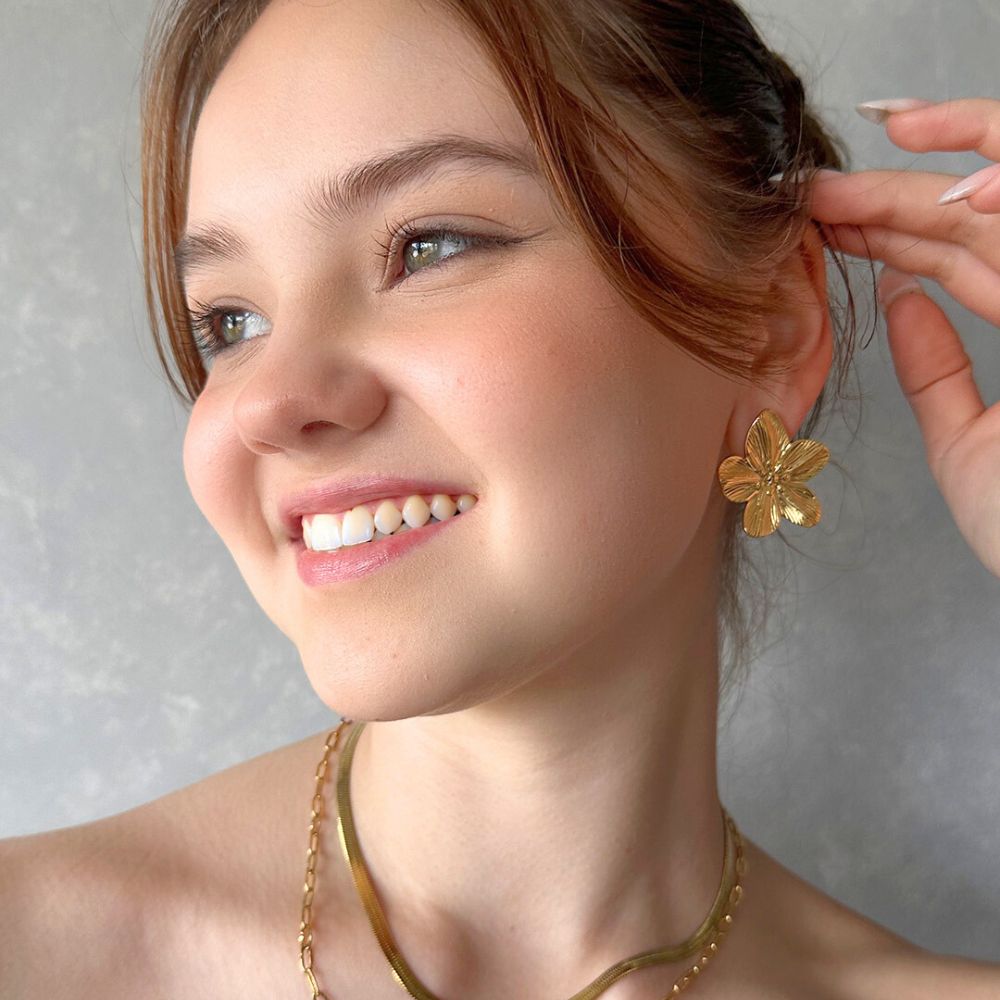 Aretes Camelia Waterproof - Joya en acero inoxidable enchapado en oro 18k - Azzia joyería