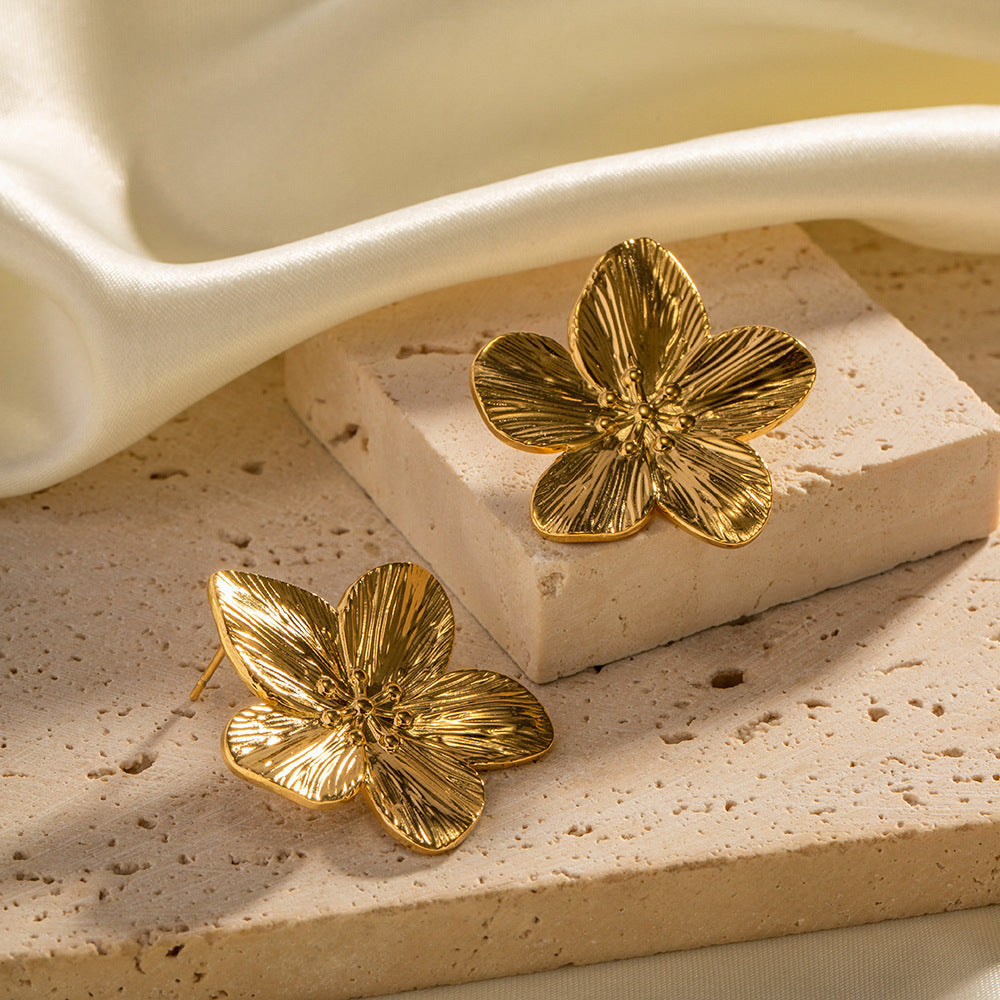 Aretes Camelia Waterproof - Joya en acero inoxidable enchapado en oro 18k - Azzia joyería