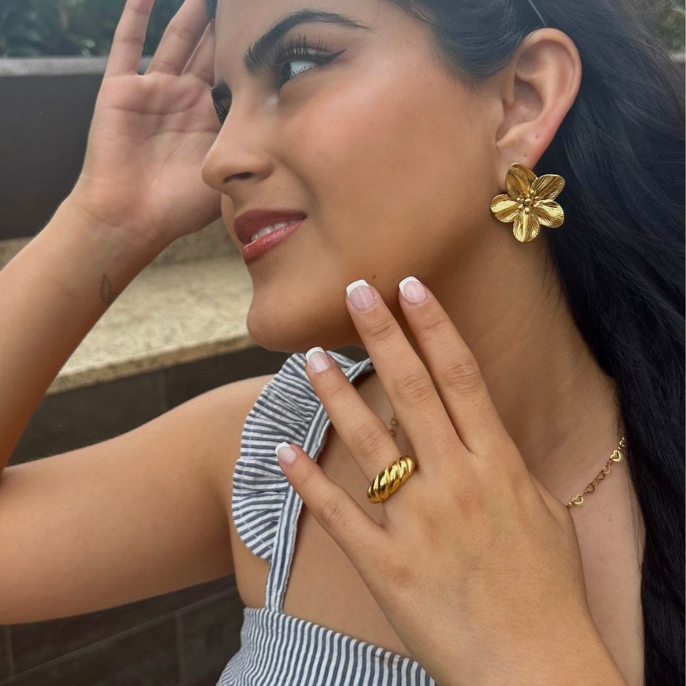 Aretes Camelia Waterproof - Joya en acero inoxidable enchapado en oro 18k - Azzia joyería