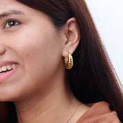 Aretes Carola Waterproof - Joya en acero inoxidable enchapado en oro 18k - D'Merys
