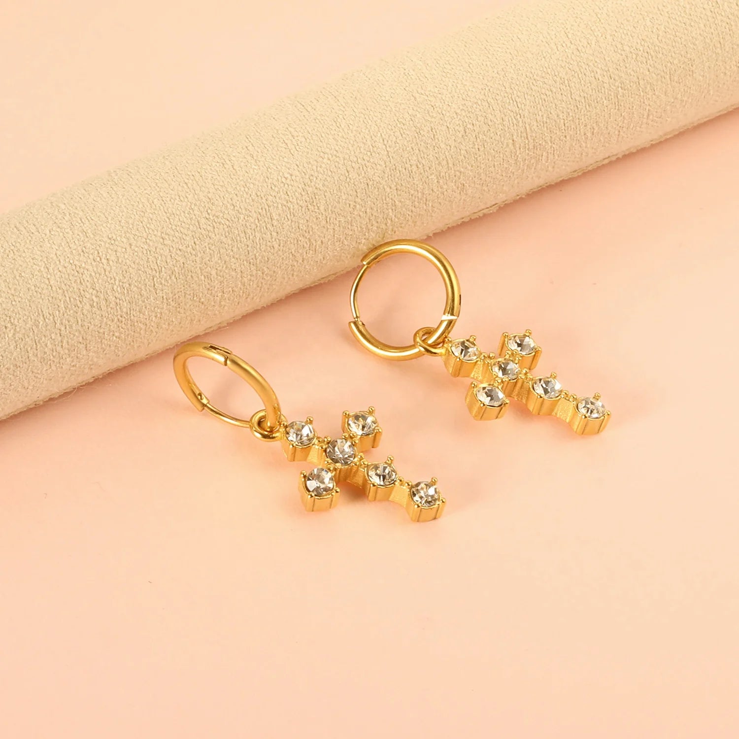 Aretes Cruz Circones Waterproof - Joya en acero inoxidable enchapado en oro 18k - D'Merys