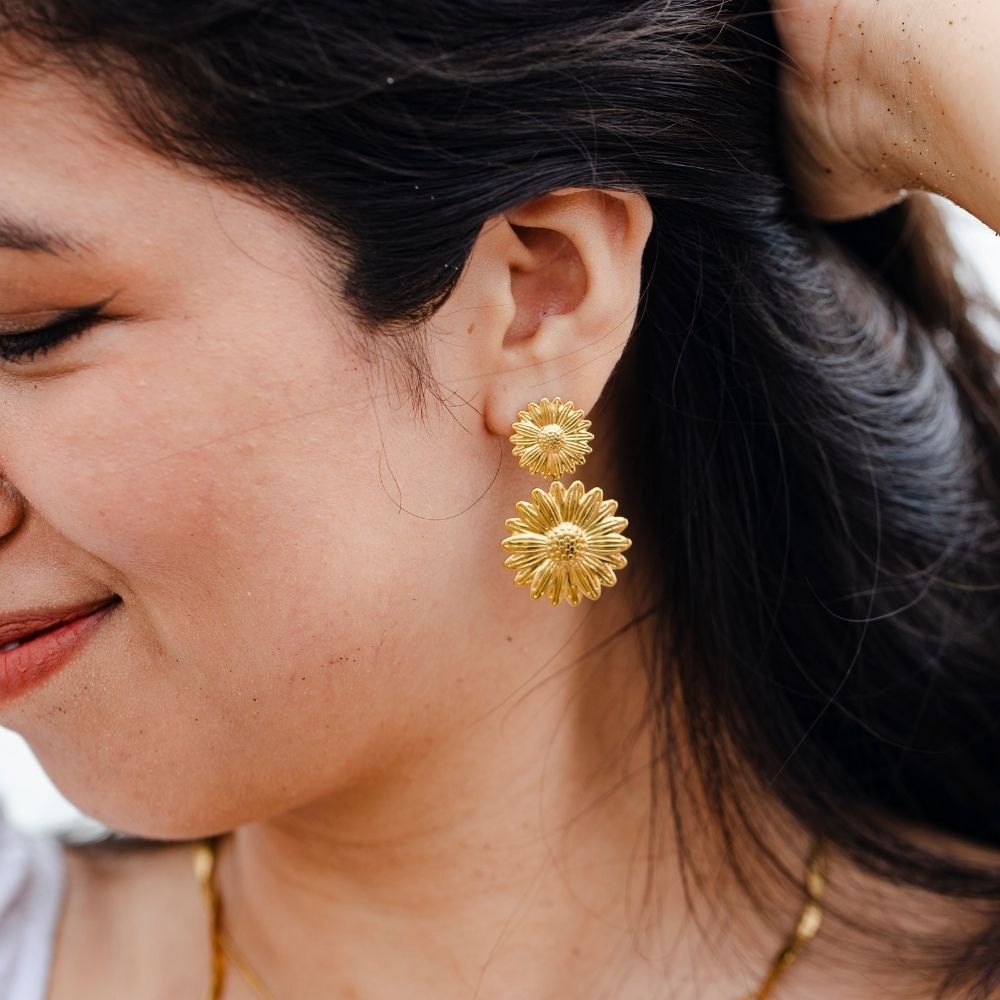 Aretes Doble Girasol Waterproof - Joya en acero inoxidable enchapado en oro 18k - Azzia joyería