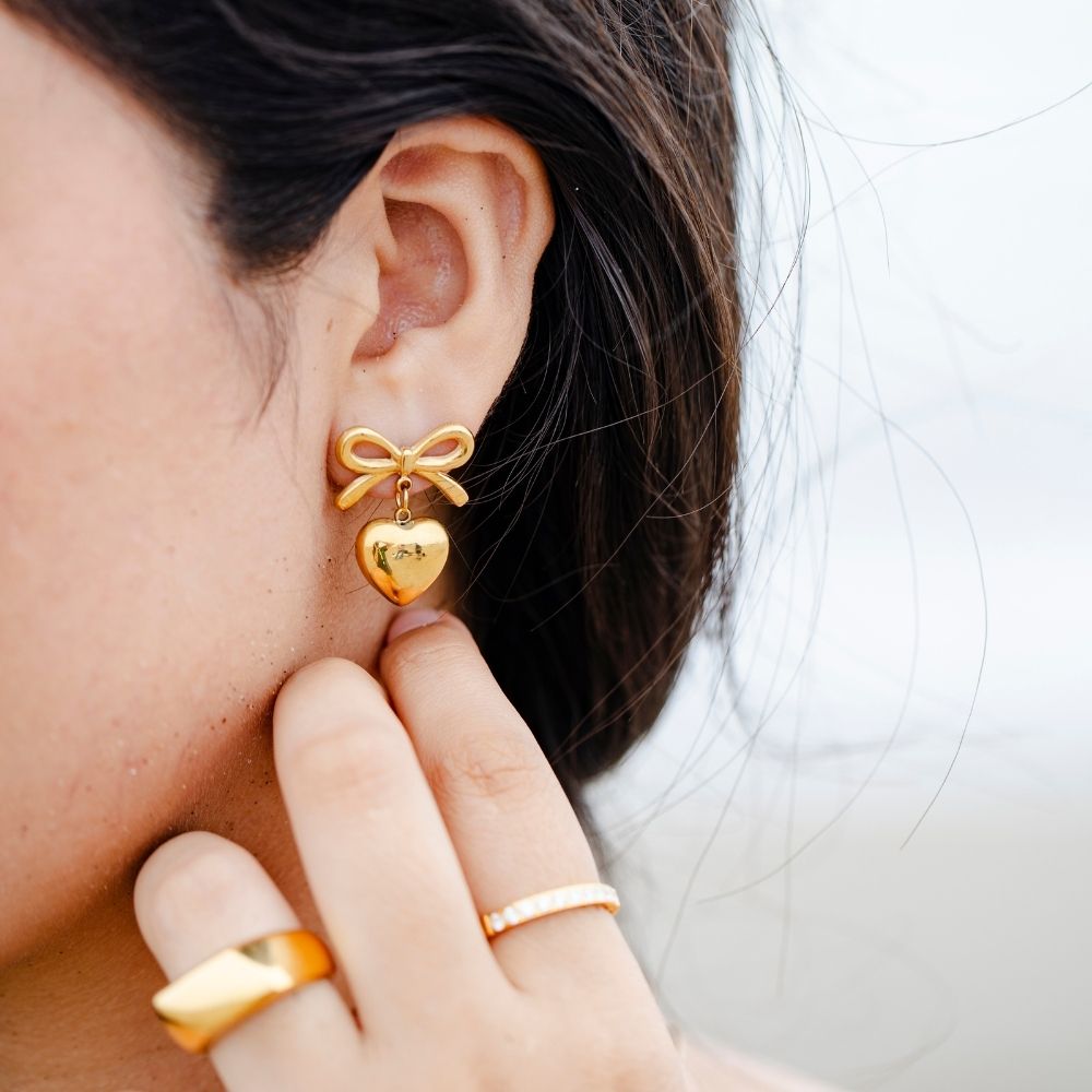 Aretes Lazo Corazón Waterproof - Joya en acero inoxidable enchapado en oro 18k - Azzia joyería