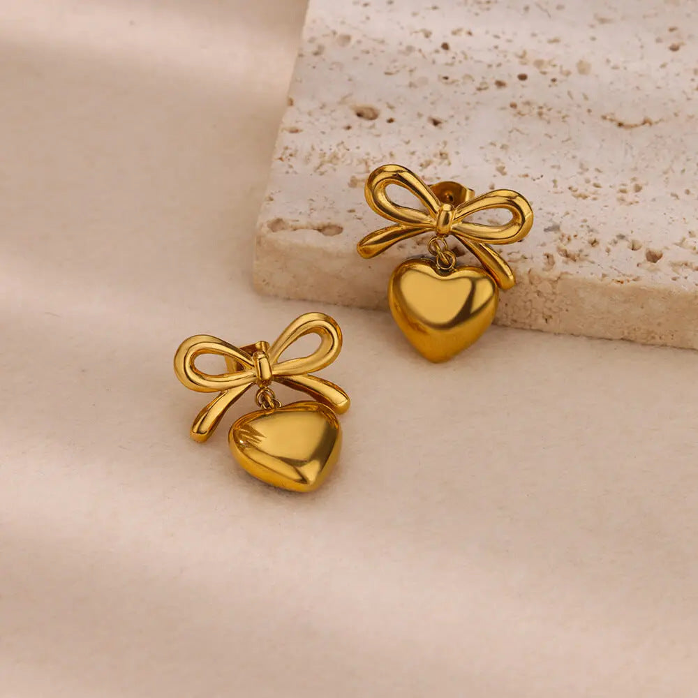 Aretes Lazo Corazón Waterproof - Joya en acero inoxidable enchapado en oro 18k - Azzia joyería