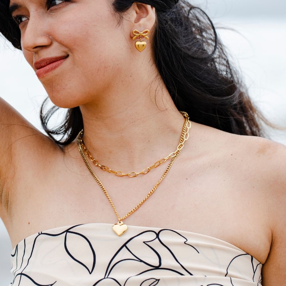 Aretes Lazo Corazón Waterproof - Joya en acero inoxidable enchapado en oro 18k - D'Merys
