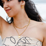 Aretes Lazo Corazón Waterproof - Joya en acero inoxidable enchapado en oro 18k - D'Merys