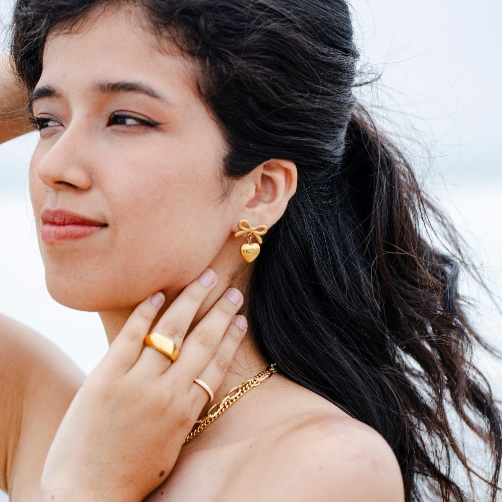 Aretes Lazo Corazón Waterproof - Joya en acero inoxidable enchapado en oro 18k - Azzia joyería