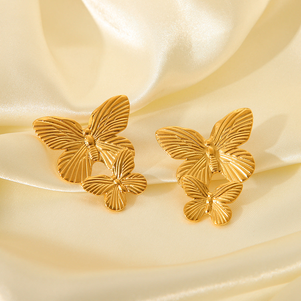 Aretes Lucia Mariposa Waterproof - Joya en acero inoxidable enchapado en oro 18k - D'Merys