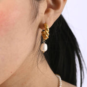 Aretes Perlitas Colgantes Waterproof - Joya en acero inoxidable enchapado en oro 18k - D'Merys