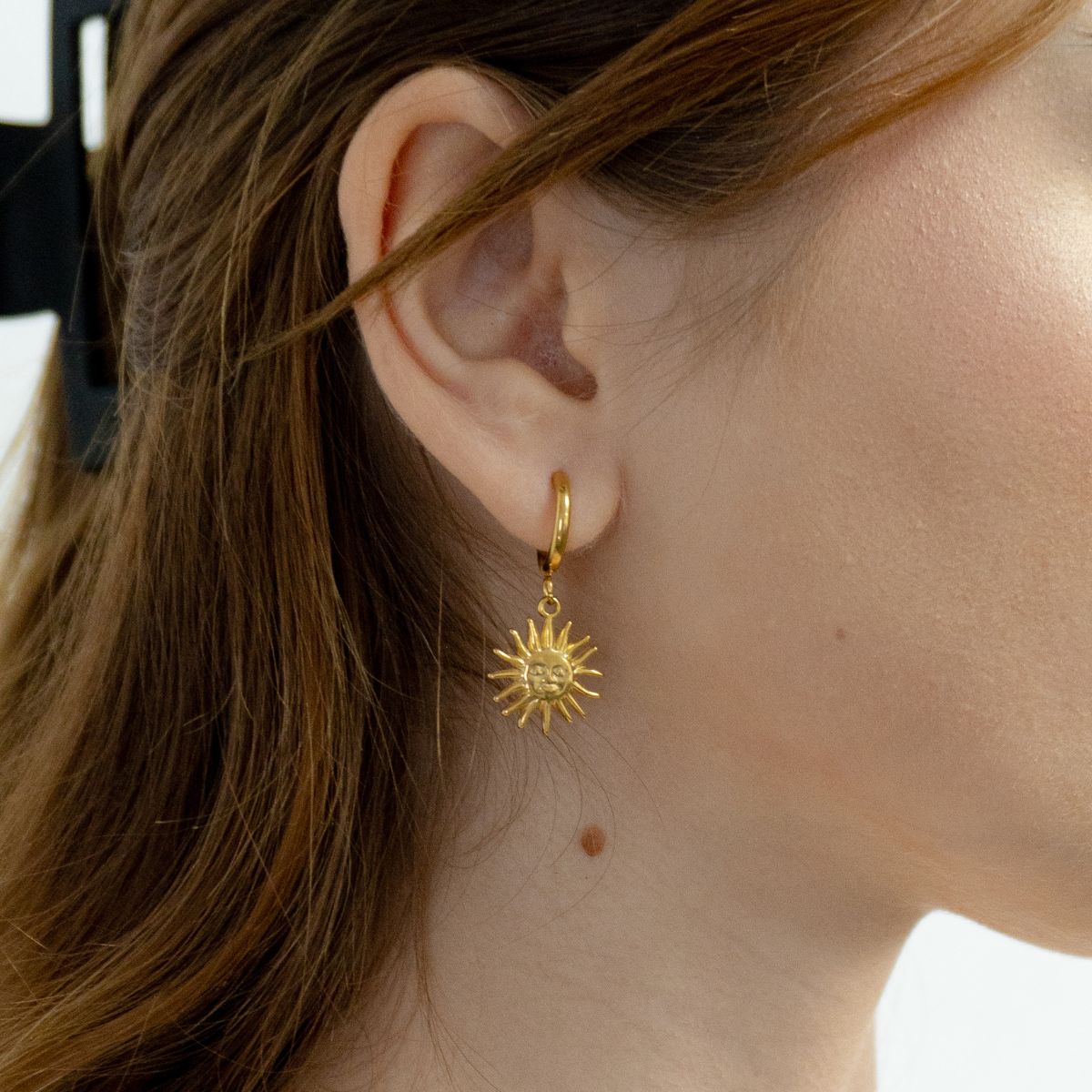 Aretes Sol Radiante Waterproof - Joya en acero inoxidable enchapado en oro 18k - D'Merys