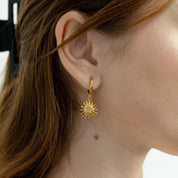 Aretes Sol Radiante Waterproof - Joya en acero inoxidable enchapado en oro 18k - D'Merys