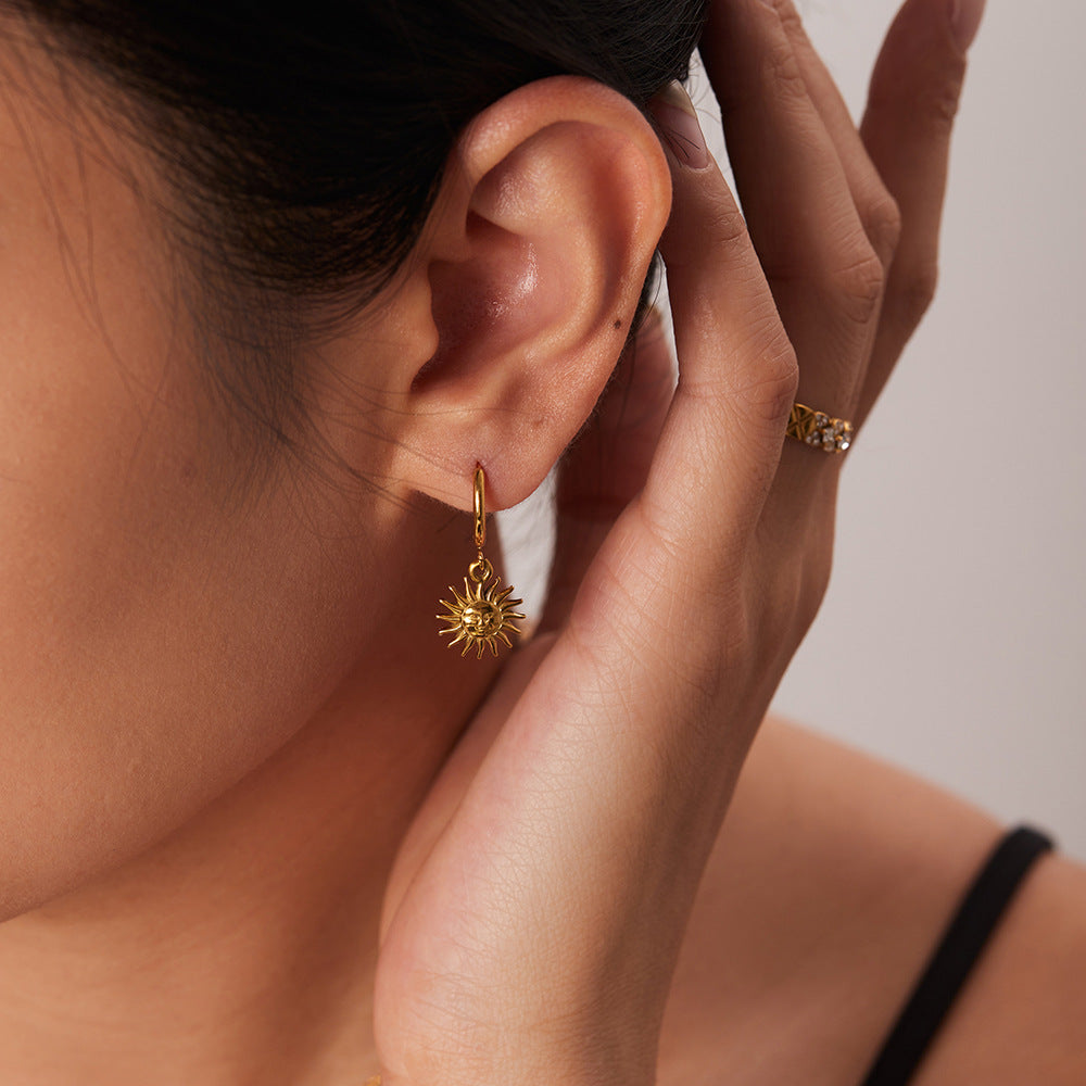 Aretes Sol Radiante Waterproof - Joya en acero inoxidable enchapado en oro 18k - D'Merys