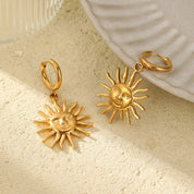 Aretes Sol Radiante Waterproof - Joya en acero inoxidable enchapado en oro 18k - D'Merys