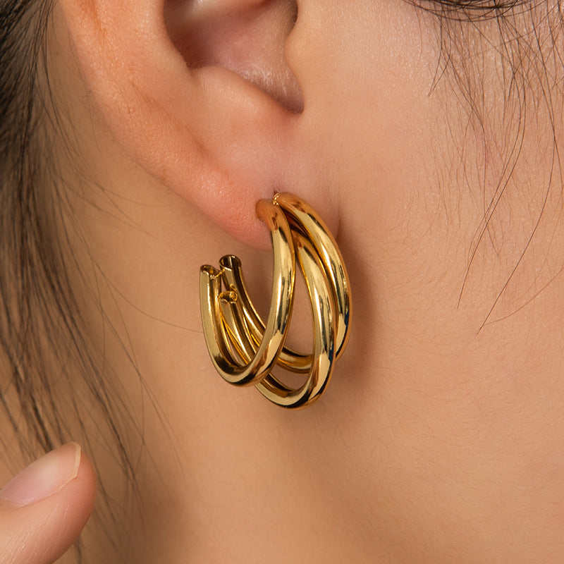 Aretes Triple Elena Waterproof - Joya en acero inoxidable enchapado en oro 18k - D'Merys