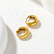 Argollas Lisa Clásica Waterproof: Argollas de acero quirúrgico que no se despintan. Ideales para el uso diario. ¡Elegancia duradera! Azzia Joyeria