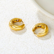 Argollas Lisa Clásica Waterproof: Argollas de acero quirúrgico que no se despintan. Ideales para el uso diario. ¡Elegancia duradera! Azzia Joyeria