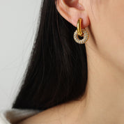Las Argollas con Microcircones Waterproof es perfecto para cualquier ocasión, atemporal, elegante. Joyas de acero inoxidable para mujer. 