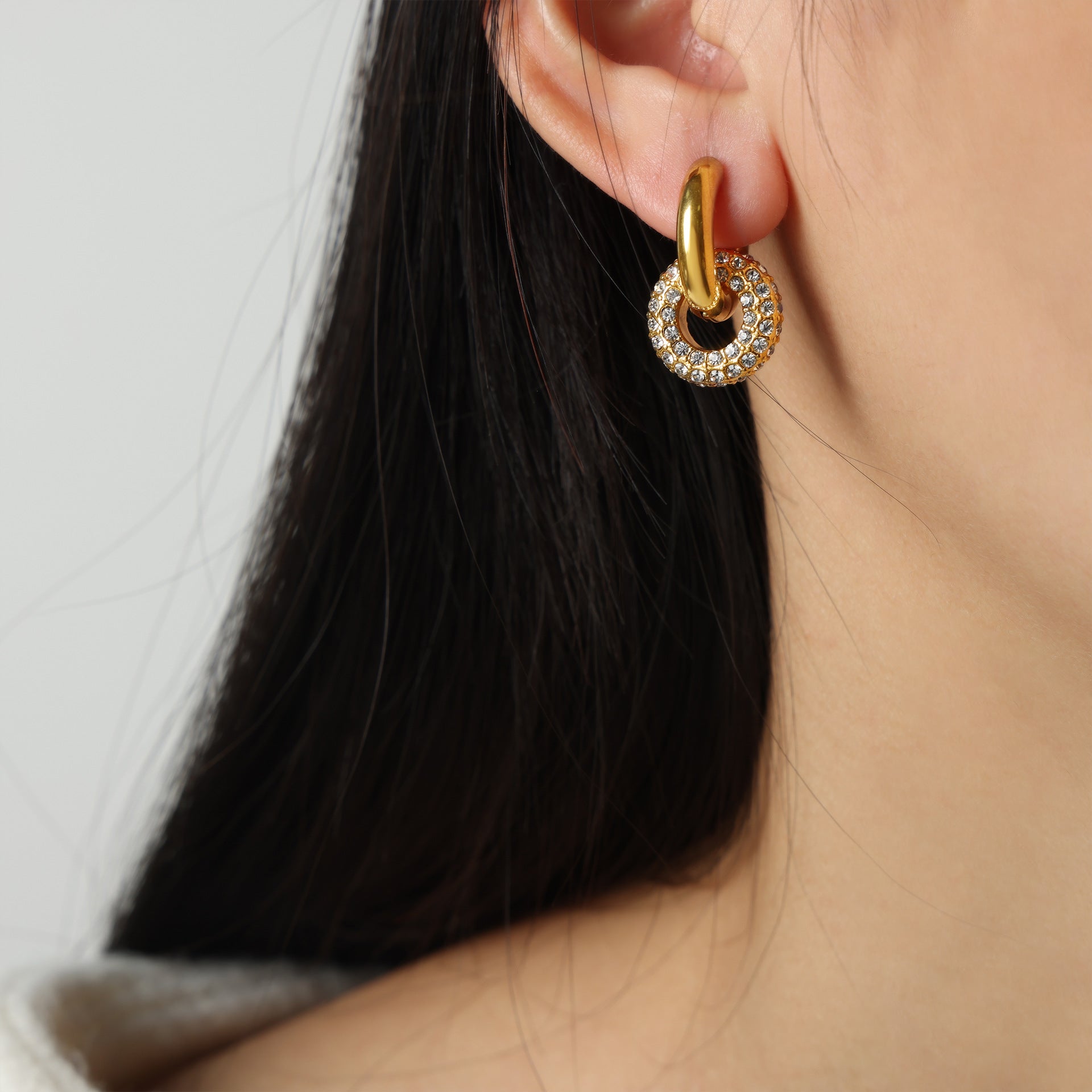 Las Argollas con Microcircones Waterproof es perfecto para cualquier ocasión, atemporal, elegante. Joyas de acero inoxidable para mujer. 