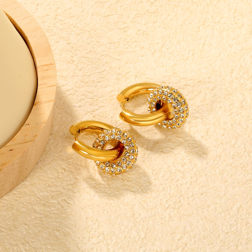 Las Argollas con Microcircones Waterproof es perfecto para cualquier ocasión, atemporal, elegante. Joyas de acero inoxidable para mujer. 