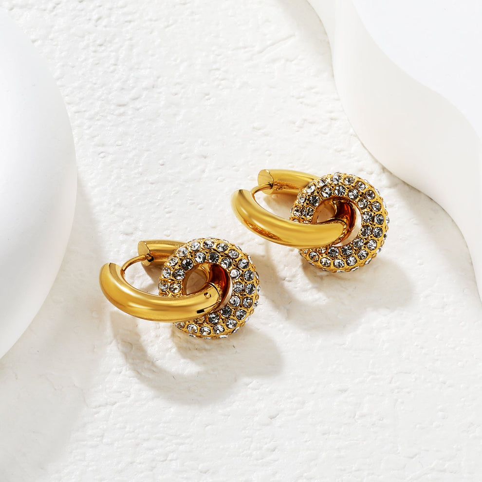 Las Argollas con Microcircones Waterproof es perfecto para cualquier ocasión, atemporal, elegante. Joyas de acero inoxidable para mujer. 