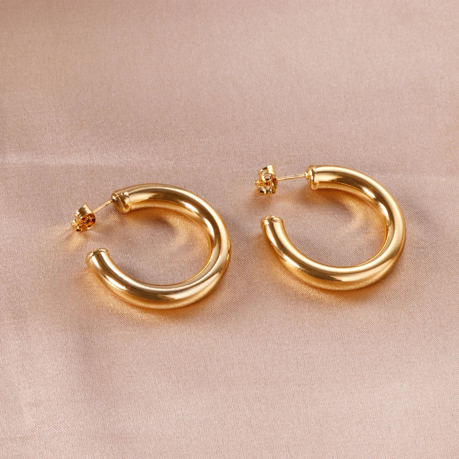 Argollas Cecilia Entubadas Waterproof - Joya en acero inoxidable enchapado en oro 18k - D'Merys