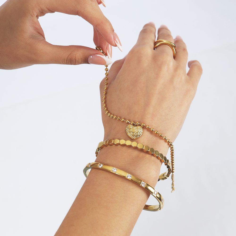 Descubre el Brazalete Lumiere Waterproof, diseño sofisticado en acero y oro 18K, brillante y resistente al agua. Elegancia diaria al alcance de tu mano.