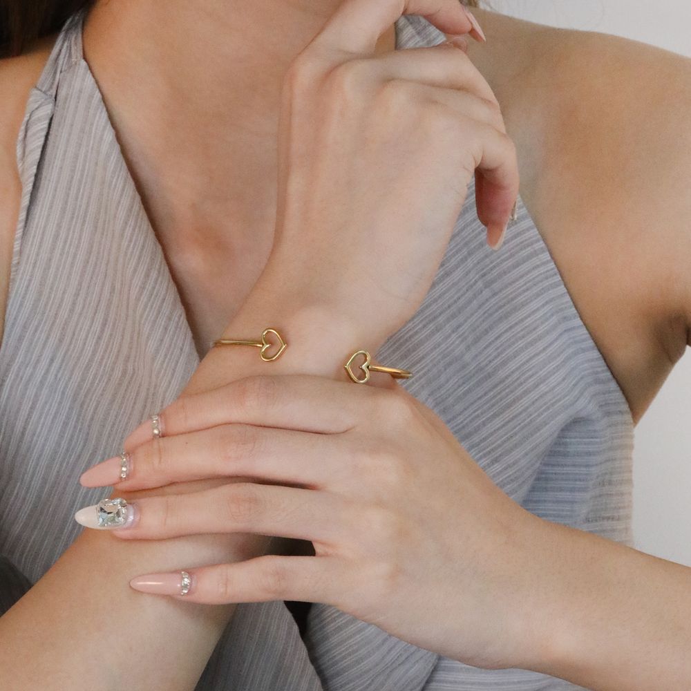 Brazalete romántico waterproof dorado con diseño de corazón abierto - Azzia