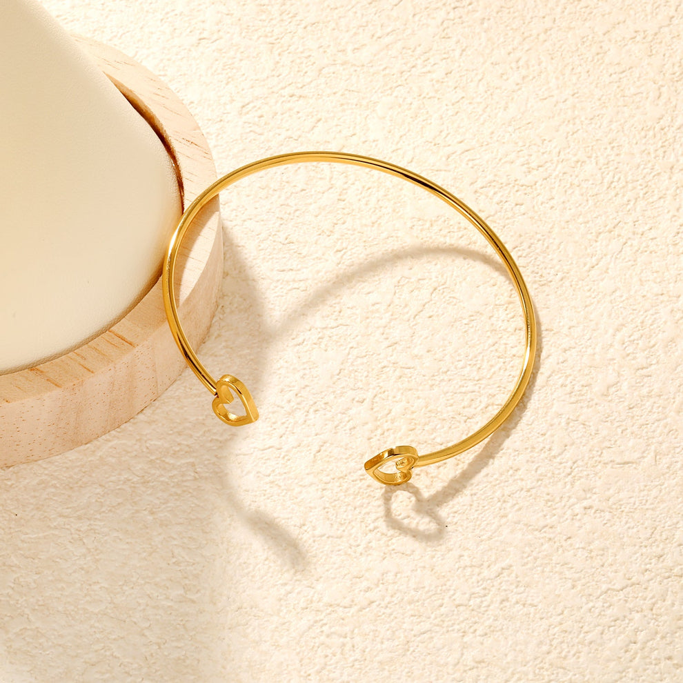 Detalle del brazalete corazón regulable dorado resistente al agua - Azzia
