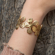Brazalete Camelia Waterproof - Joya en acero inoxidable enchapado en oro 18k - Azzia joyería