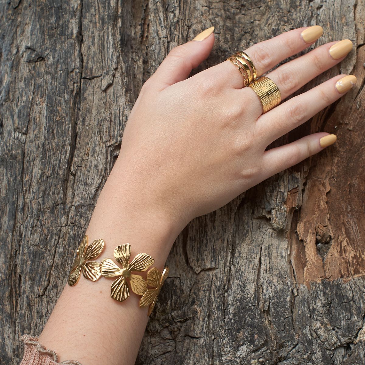 Brazalete Camelia Waterproof - Joya en acero inoxidable enchapado en oro 18k - Azzia joyería