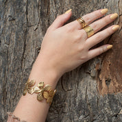 Brazalete Camelia Waterproof - Joya en acero inoxidable enchapado en oro 18k - Azzia joyería