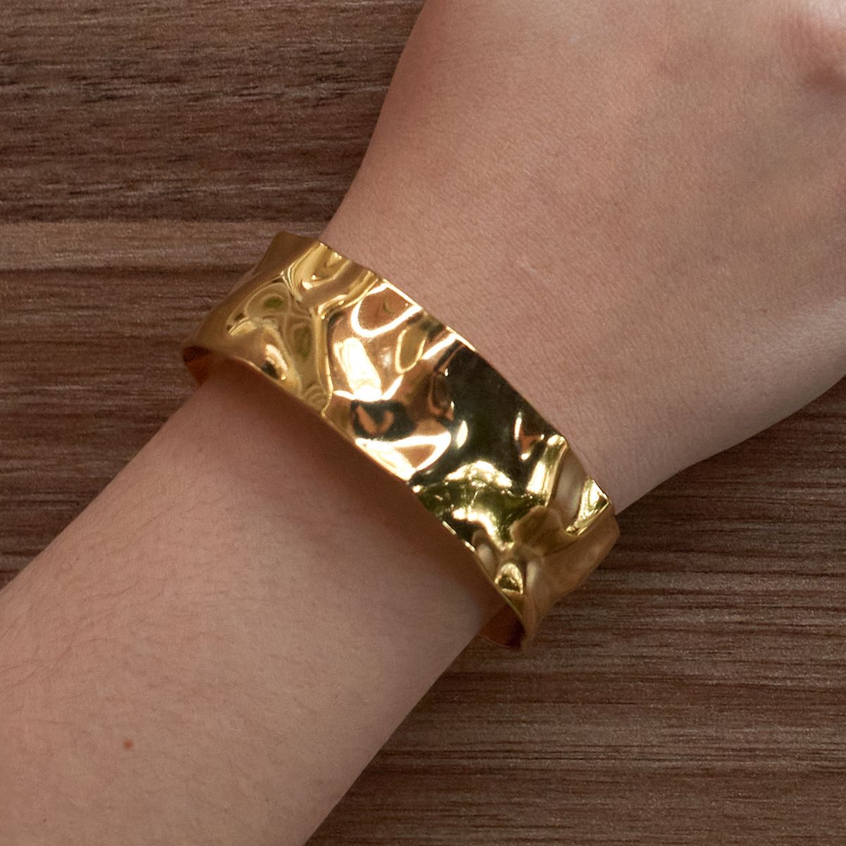 Brazalete Delfina Waterproof - Joya en acero inoxidable enchapado en oro 18k - Azzia joyería