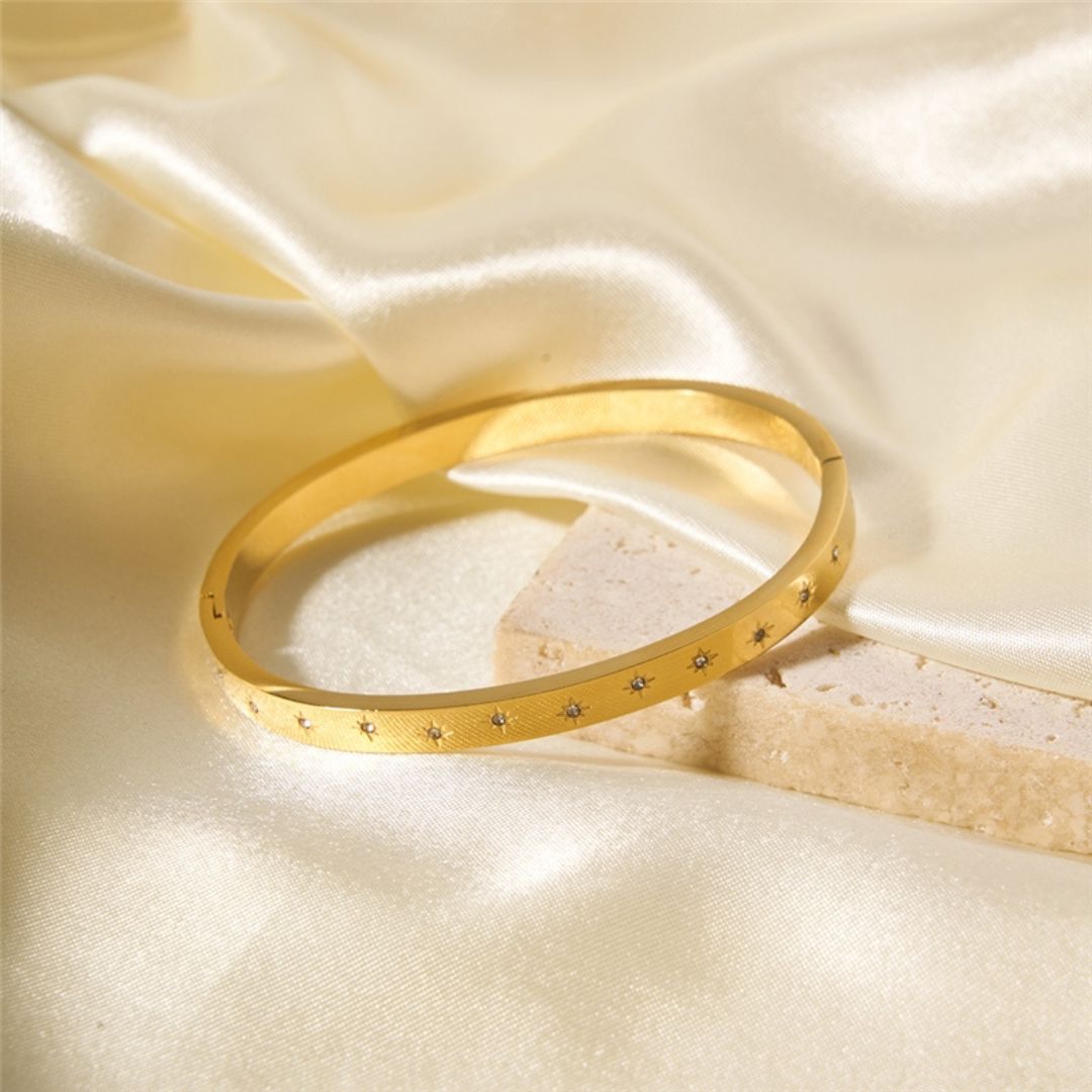 Brazalete Puñera Stars Waterproof en acero 316L enchapado en oro 18k: no se oxida, no pierde el color. Waterproof e hipoalergénico. Envío a todo el Perú.