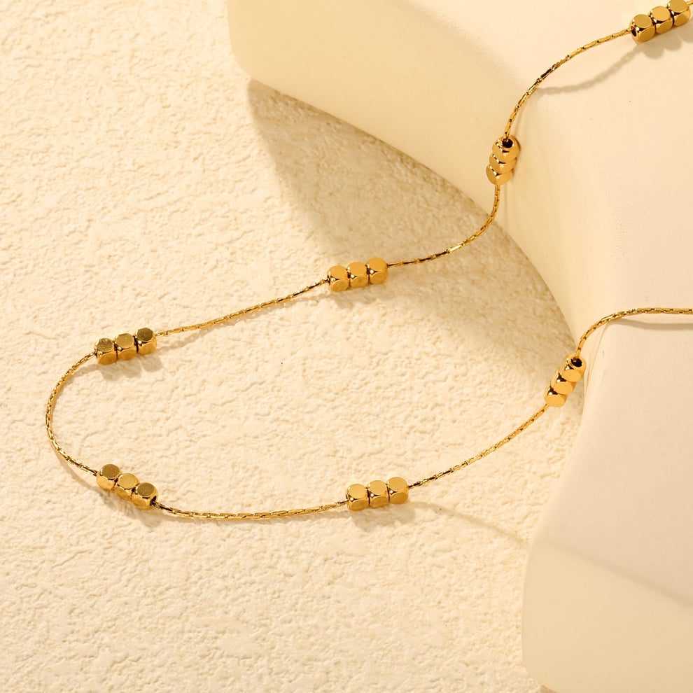 Collar minimalista dorado femenino, joya waterproof que no se despinta ni pierde color - Azzia