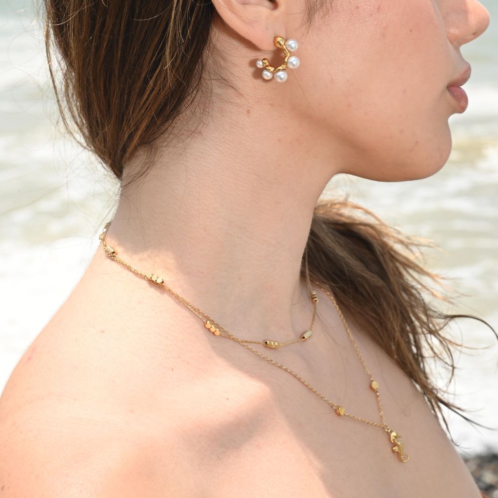 Detalle de collar cadena dorada, acabado fino, resistente al agua - Azzia