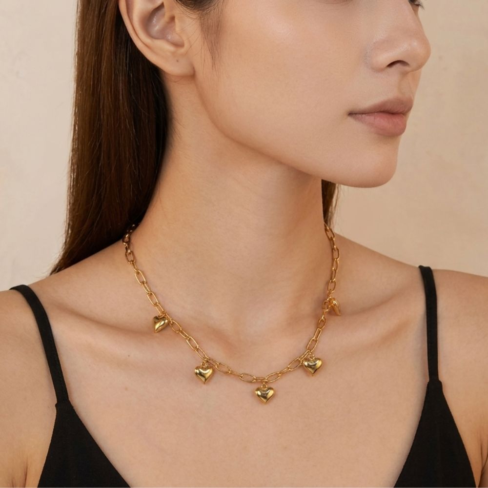 Collar Charms Amour: Joyas con corazones de acero 18k waterproof. Añade un toque romántico y moderno a tu estilo. ¡Resistentes y elegantes!