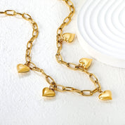 Collar Charms Amour: Joyas con corazones de acero 18k waterproof. Añade un toque romántico y moderno a tu estilo. ¡Resistentes y elegantes!