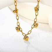 Collar Charms Amour: Joyas con corazones de acero 18k waterproof. Añade un toque romántico y moderno a tu estilo. ¡Resistentes y elegantes!
