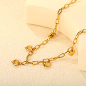 Collar Charms Amour: Joyas con corazones de acero 18k waterproof. Añade un toque romántico y moderno a tu estilo. ¡Resistentes y elegantes!