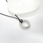 Collar Olivia para mujer en forma de aro con cadena cordón de cuero natural PU color negro. Collar de diseño contemporáneo con un aro entrelazados que aportan un estilo moderno y sofisticado