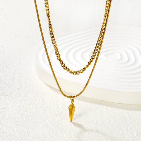 Collar para mujer tipo cadena gruesa statement en dorado. Joya waterproof de alto impacto visual, resistente al agua y tendencia en moda femenina y elegante.