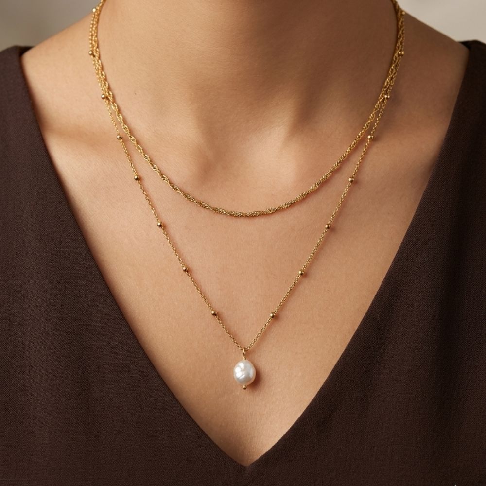 Collar elegante con una perla de rio que resalta su delicadeza - AZZIA JOYERIA 