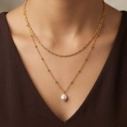 Collar elegante con una perla de rio que resalta su delicadeza - AZZIA JOYERIA 