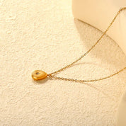 Collar para mujer gargantilla minimalista en forma de Gota con una estrella. Joya waterproof de tendencia, resistente al agua y perfecta para looks modernos y juveniles y elegante.