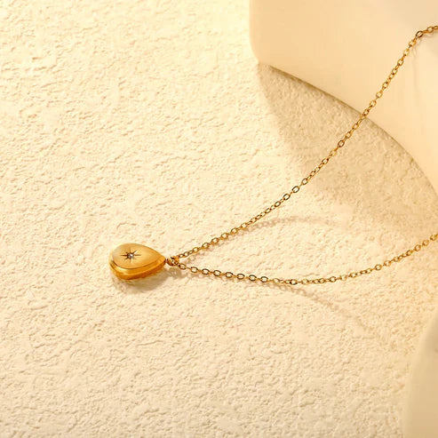 Collar para mujer gargantilla minimalista en forma de Gota con una estrella. Joya waterproof de tendencia, resistente al agua y perfecta para looks modernos y juveniles y elegante.