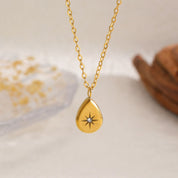 Collar Gota Solar Waterproof en acero 316L enchapado en oro 18k: no se oxida, no pierde el color. Waterproof e hipoalergénico. Envío a todo el Perú.