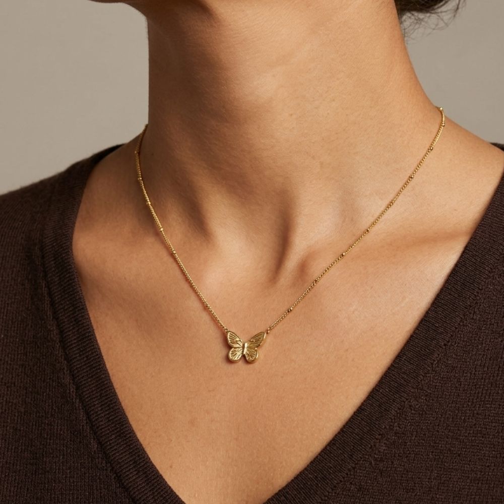 Collar Mariposa Élite: joya waterproof dorada, estilo femenino y elegante. Perfecta para quienes buscan delicadeza y distinción.